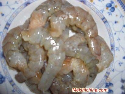 把大蝦去頭，去皮。